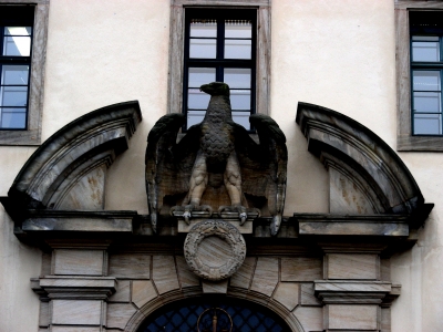 Adler über dem Eingang ins Amtsgericht von Erlangen