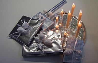 Geschenke in silber mit Kerzen_2