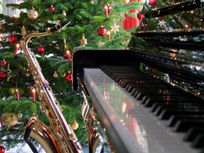 Weihnachten mit Piano, Saxophon und Christbaum