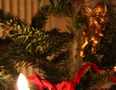 weihnachtlicher Engel im Baum