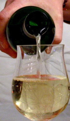2009 Weinglas, Optimist, optimistisch, das Glas ist halbvoll