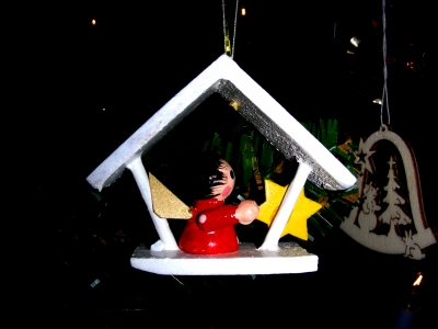 Weihnachtsdekoration, Engel in kleinem Haus