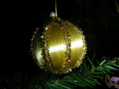 Weihnachtsdekoration, goldene Christbaumkugel