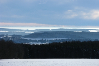 Blick über  die schneebedeckte Alb