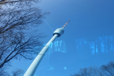 Stuttgarter Fernsehturm spiegelt sich in blauer Autoscheibe