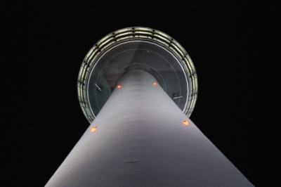 Stuttgarter Fernsehturm bei Nacht nah