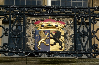 Goldenes Wappen am Rathaus in Venlo (NL)