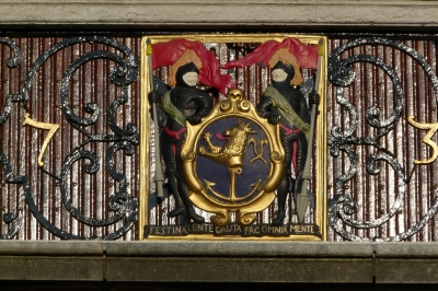 Goldenes Wappen am Rathaus in Venlo (NL) #2
