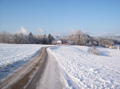Strasse durch verschneite Landschaft 1