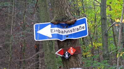 Einbahnstraße Waldstraße nach rechts