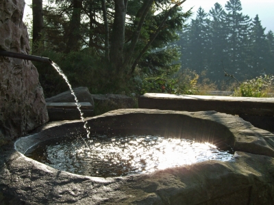 Quellfrisches Trinkwasser am Wanderweg