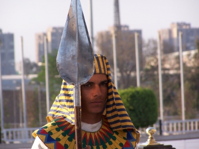 Wache am Sadat-Mahnmal Kairo