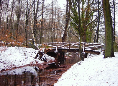 Kleine Brücke im Winter