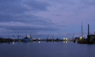 Emder Hafen in blau