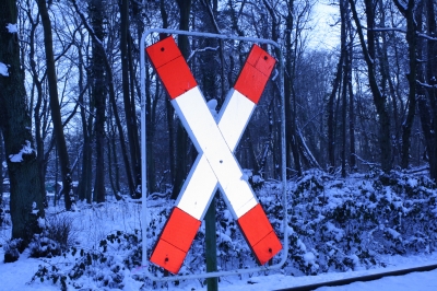 Andreaskreuz im Schnee