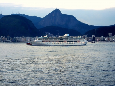 Kreuzfahrtschiff vor dem Corcovado