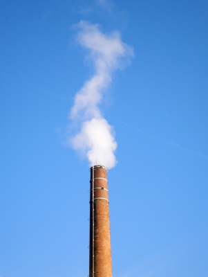 rauchender Industrieschornstein