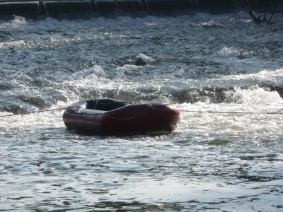 Schlauchboot im Fluss