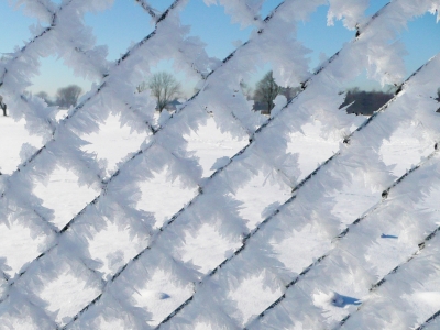 Winterlandschaft durch Maschendraht