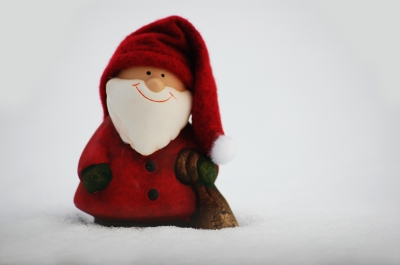 Kleiner Weihnachtsmann im Schnee