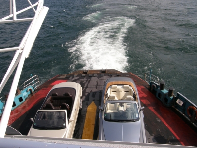 Zwei Luxus-Cabrios auf der Überfahrt über den Bodensee