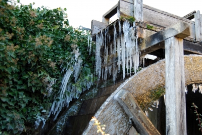 Wasserrad mit Eiszapfen