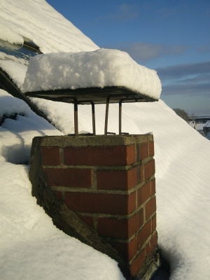 Schornstein mit Schnee