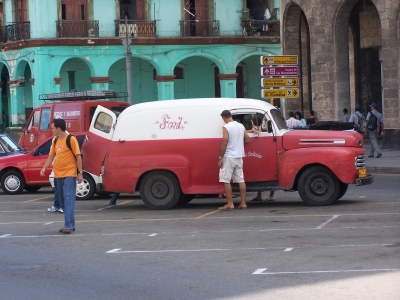 Alter Lieferwagen in Havanna