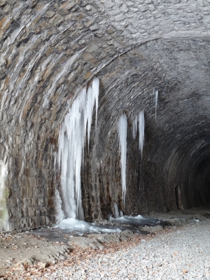 Eiszapfen im Tunnel