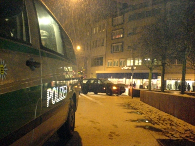 Polizeiauto auf der Glatten Straße mit Unfall und Schnee