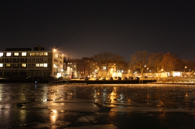 Hafenbecken bei Nacht