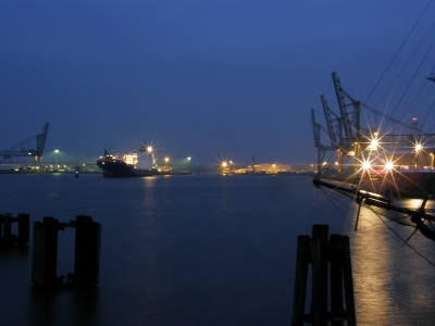 Hafen Emden bei Nacht