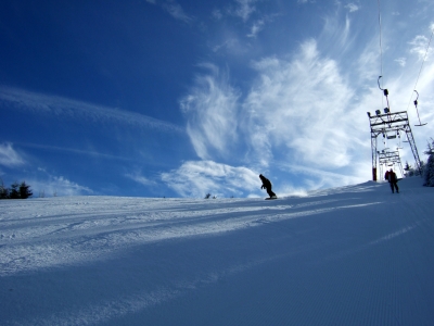 Alpinhang mit Lift und Snowboarder