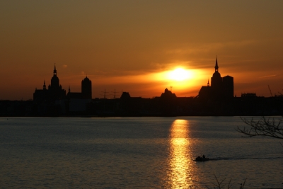 Kirchen Stralsund mit Angelboot