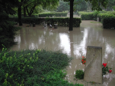 Hochwasser im Friedhof
