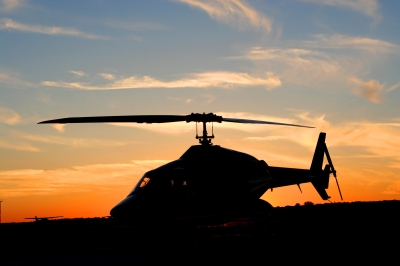 Hubschrauber im Sonnenuntergang