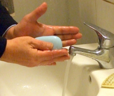 Eine Hand wäscht die andere
