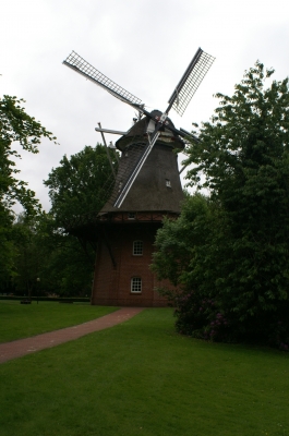 Windmühle im Grünen ohne Wind