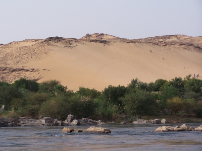 Sanddünen am Nil bei Assuan