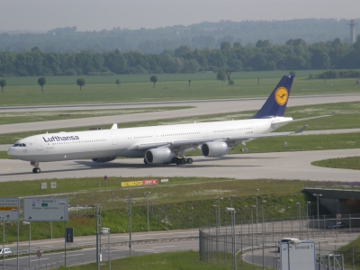 Airbus A340 auf dem Weg zur Rollbahn