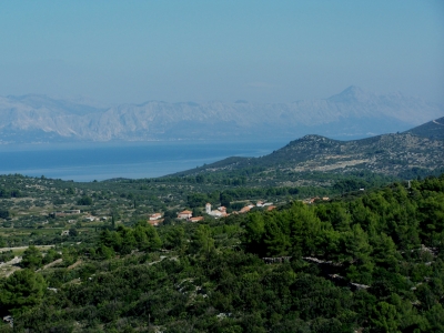 Blick von der Insel Hvar auf die kroatische Küste