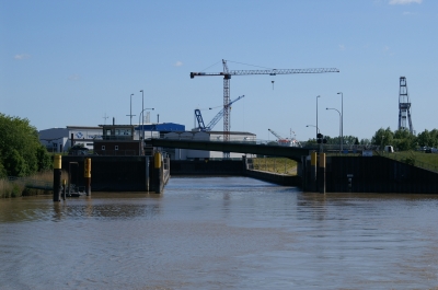 Industrieanlage am Kanal