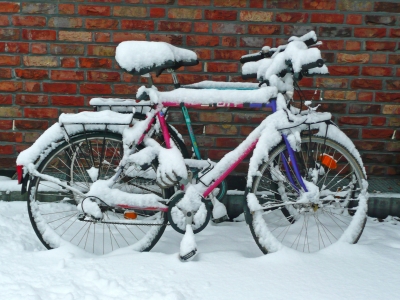 Verschneite Fahrräder