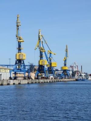 Wismarer Hafen mit Kränen