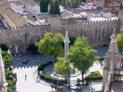 Sevilla: Blick von der Kathedrale auf die Stadtmauer