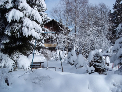 Verschneiter Spielplatz am Schöffenhaus