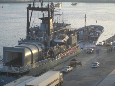 Kriegsschiff im Hafen von Muskat