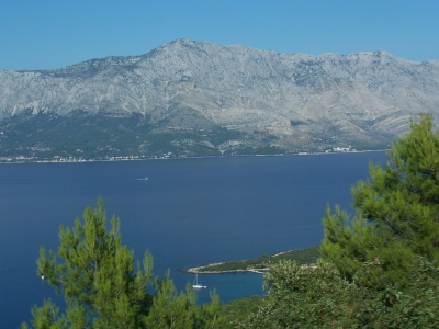 Blick von der Insel Hvar auf die Festlandsküste Kroatiens