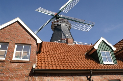Windmühle hinterm Haus
