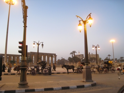 Promenade vor dem Luxor-Tempel
